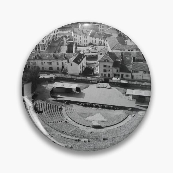 Aperçu de l'œuvre Théâtre romain de Vienne en noir et blanc - France Travel Photography créée et vendue par CarolinaReina.