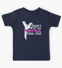 Karate Girls Lassen Sie sich nicht vom Pferdeschwanz täuschen Kinder T-Shirt