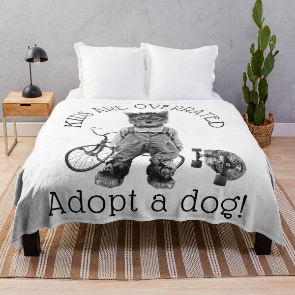 Aperçu de l'œuvre Les enfants sont surestimés Adoptez un chien | Yorkie Kid | Typographie noire créée et vendue par HappyHowler.