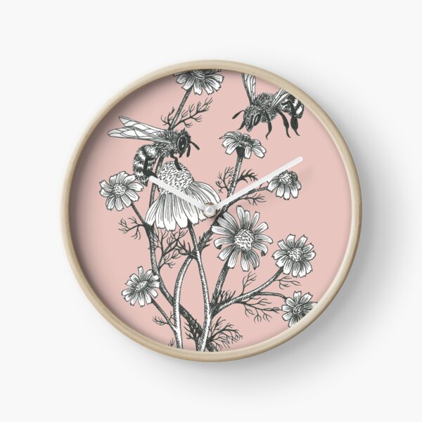 parce que les abeilles peuvent utiliser tout le soutien qu'elles peuvent obtenir de nos jours.
En marchant dans la ville ici en été Horloge