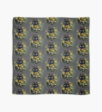 Schwarze Katze mit Blumen Tuch