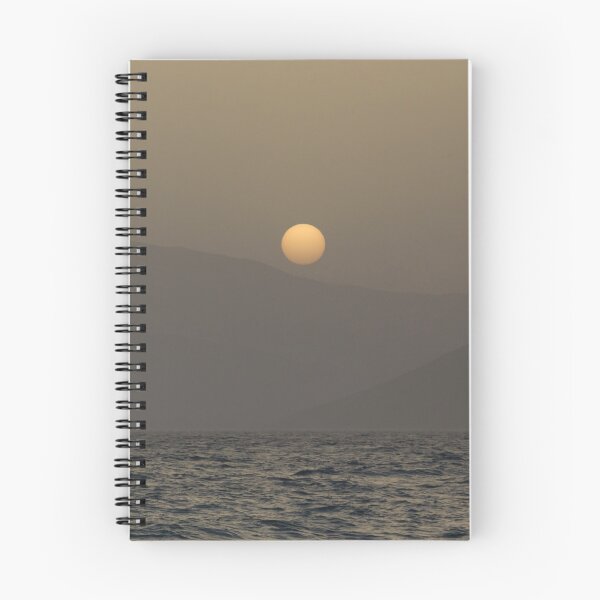 Aperçu de l'œuvre Coucher de soleil sur les montagnes de l'île Paros créée et vendue par Parafull.