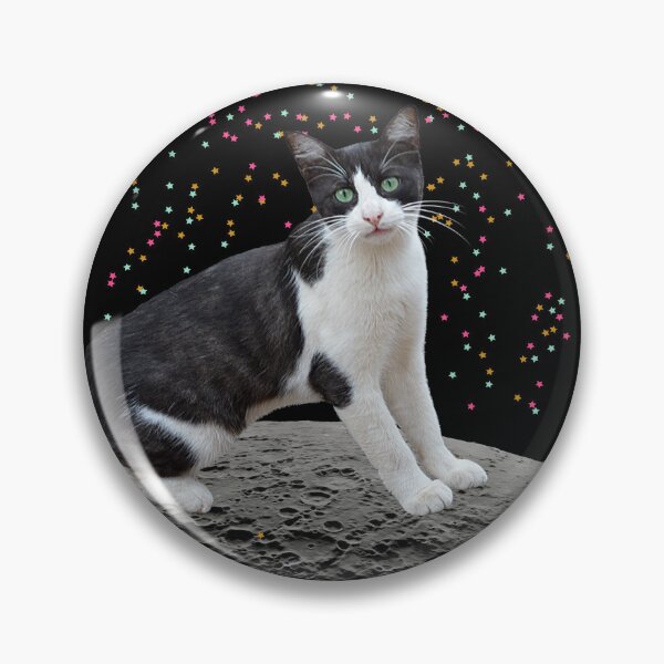 Artikelvorschau, Surreales Foto mit riesiger Katze auf dem Mond. Außerirdische Katze. Riesige surreale Katzen im Weltraum-Photoshop-Design. entworfen und verkauft von EMIPRINCESS.