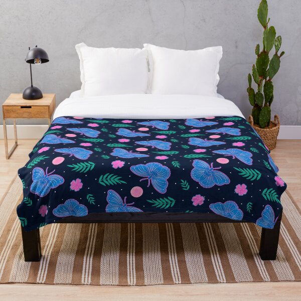Artikelvorschau, Blaurosa Schmetterling mit Hibiskus und Vollmond auf dunkelblauem Muster entworfen und verkauft von Guided by Light Art.