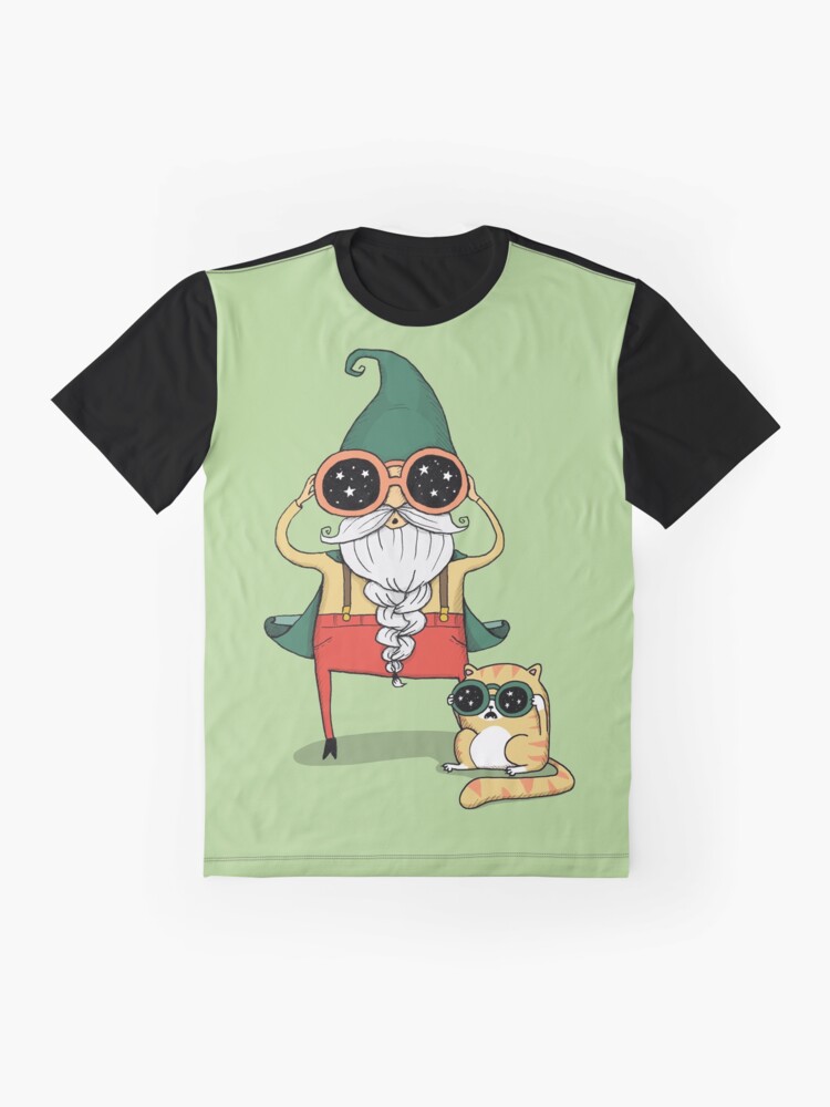 Thumbnail 4 von 5, Grafik T-Shirt, Zauberer und Katze designt und verkauft von agrapedesign.