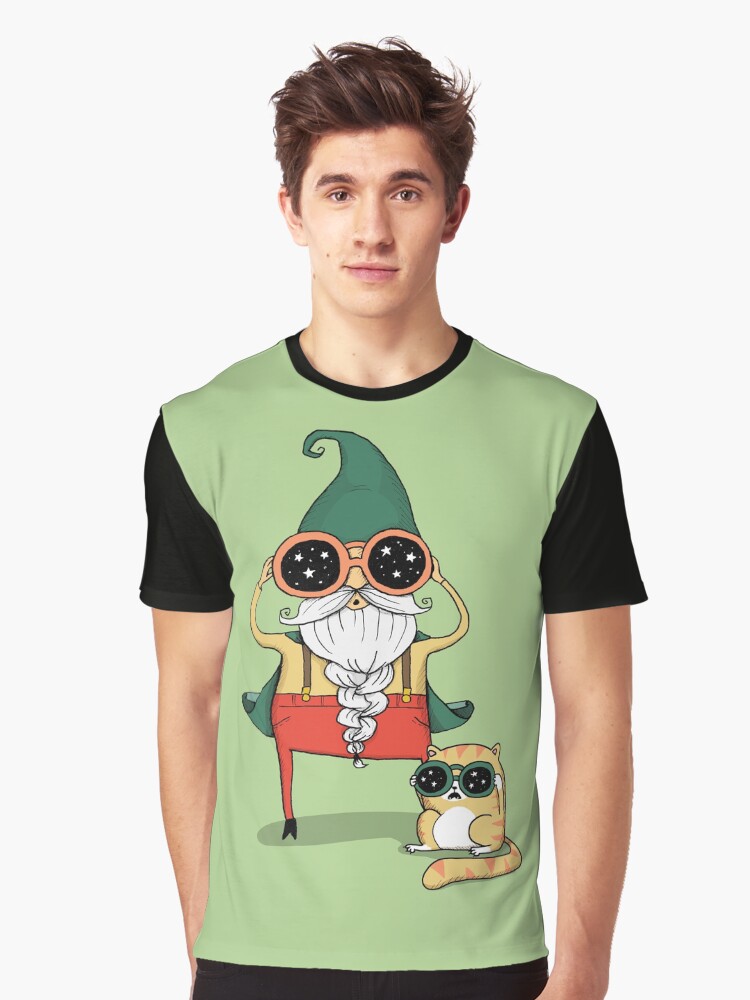 Thumbnail 1 von 5, Grafik T-Shirt, Zauberer und Katze designt und verkauft von agrapedesign.