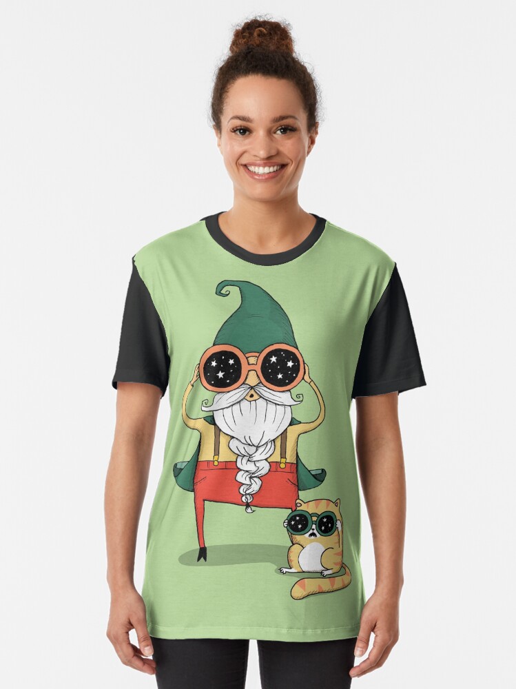 Thumbnail 2 von 5, Grafik T-Shirt, Zauberer und Katze designt und verkauft von agrapedesign.