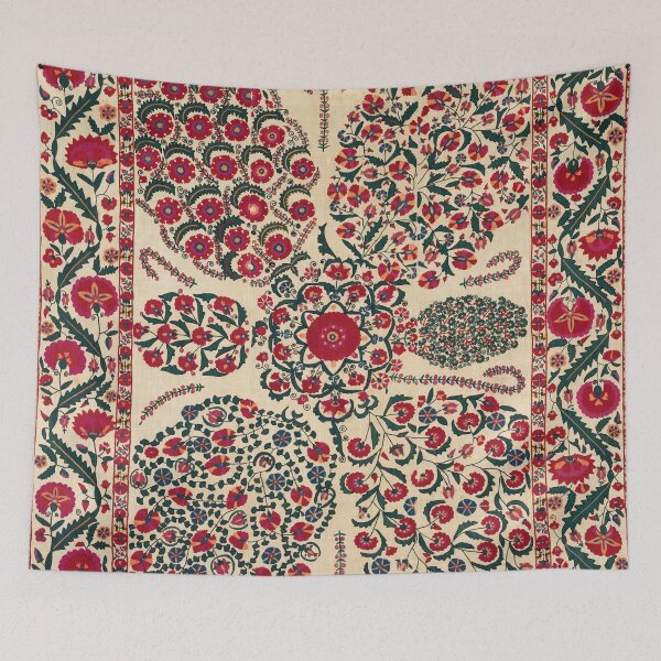 Aperçu de l'œuvre Textile Floral Suzani Vintage créée et vendue par Vintage Wall Art.