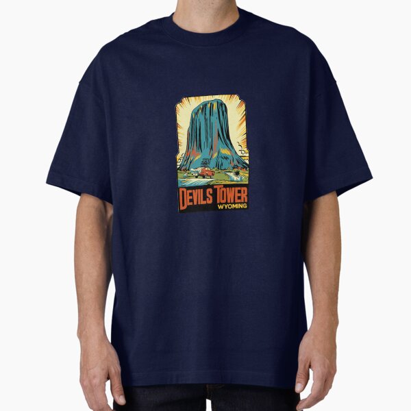 Aperçu de l'œuvre Autocollant vintage du monument national Devil's Tower - Wyoming créée et vendue par MeLikeyTees.