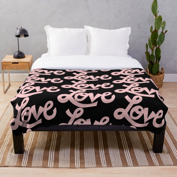 Aperçu de l'œuvre Art du texte LOVE en cursive rose clair créée et vendue par AngelDawnDesign.