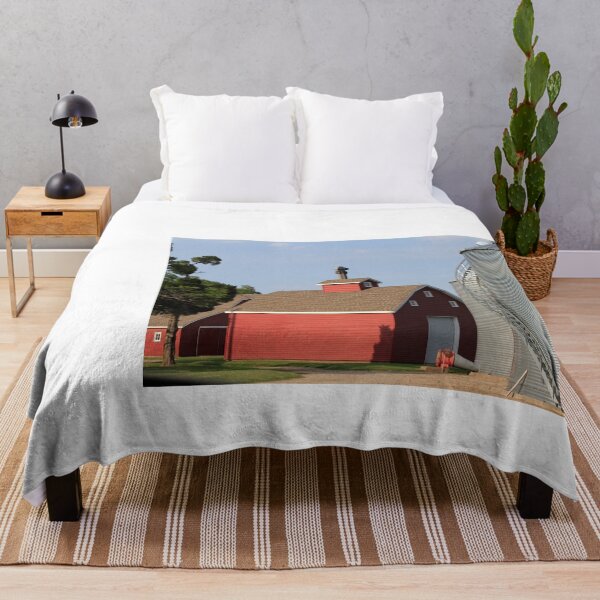Artikelvorschau, Kansas Red Barn mit blauem Himmel auf einem Bauernhof entworfen und verkauft von ROBERTDBROZEK.