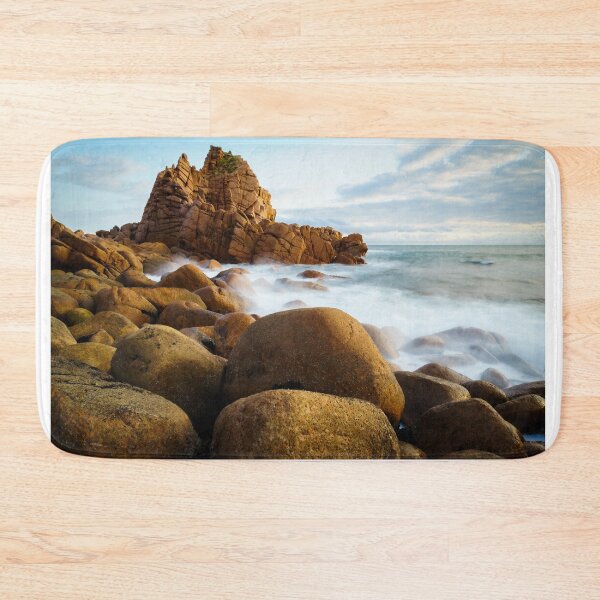 Aperçu de l'œuvre Vagues se brisant lentement sur une mystérieuse plage rocheuse créée et vendue par DesignBoard Photography.
