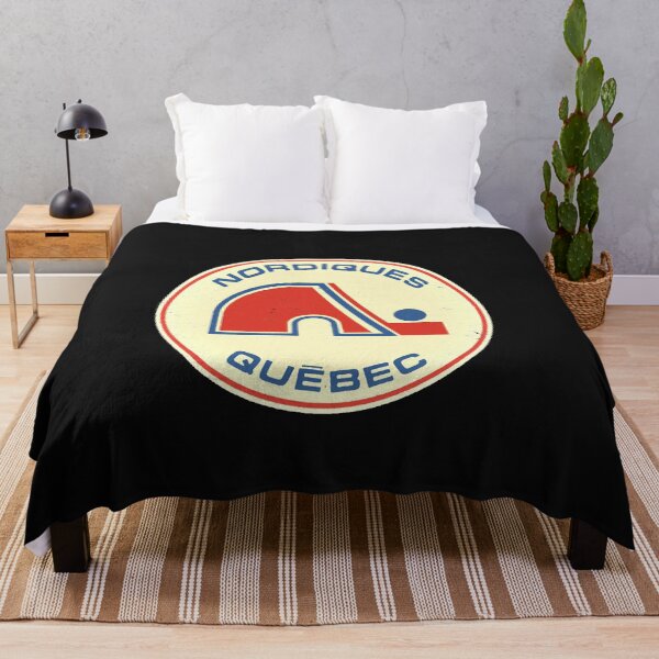 Aperçu de l'œuvre Chemise des Nordiques de Québec [Vintage Distressed] T-shirt essentiel créée et vendue par ErmelDot6.