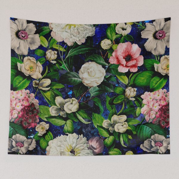Artikelvorschau, Verträumter Nachtgarten, Vintage Blumen und Rosen, botanisches Blumenmuster, dunkelblaues Vintage botanisches entworfen und verkauft von ZeinabTaha.
