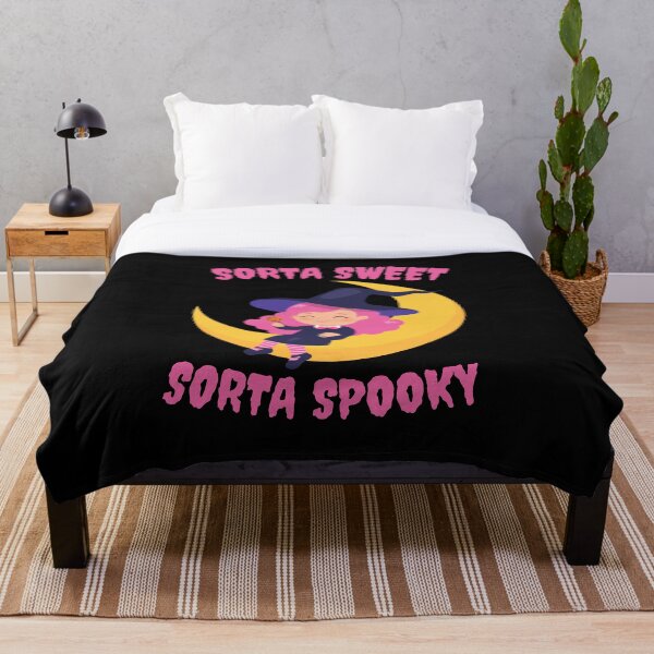 Aperçu de l'œuvre Sorta Sweet Sorta Spooky | Jolie sorcière d'Halloween | Sorcière drôle d'Halloween | Sorcière Sucette Cheveux Rose Lune Jaune créée et vendue par Rex Wyld.