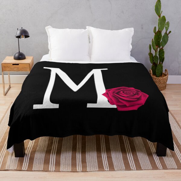 Artikelvorschau, Monogramm-Anfangsbuchstabe M mit roter Rose auf schwarzem Hintergrund entworfen und verkauft von PMDConcepts.