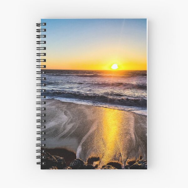 Aperçu de l'œuvre Ondes lumineuses (Surreal Beach Sunset over Pacific Ocean in Pacifica, California) - Collection de photographies personnelles créée et vendue par Rex Wyld.