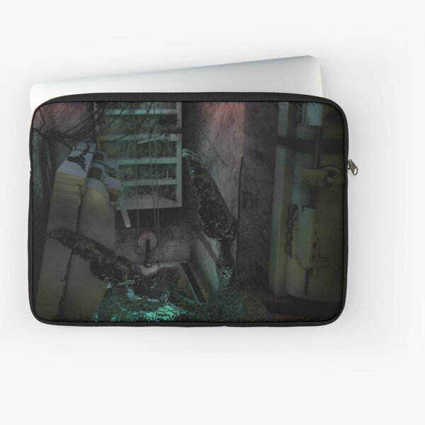 Creature in the dark Laptop Sleeve