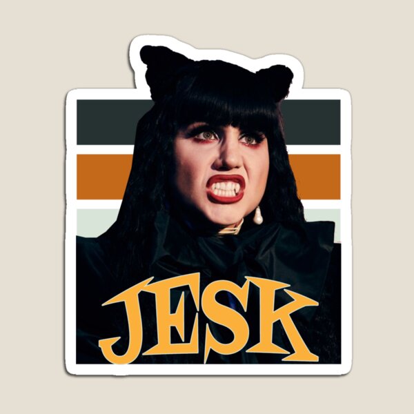 Aperçu de l'œuvre Nadja Jesk What We Do in The Shadows Cadeau de nouveauté drôle vintage pour les fans, pour hommes et femmes, cadeau Halloween, Thanksgiving, Noël créée et vendue par Big Twelve.