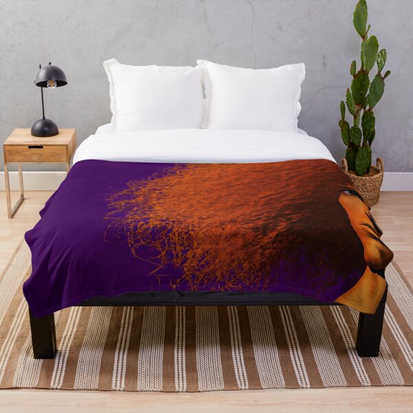 Aperçu de l'œuvre Cheveux bouclés rouges sur fond violet créée et vendue par Digitalekunst.