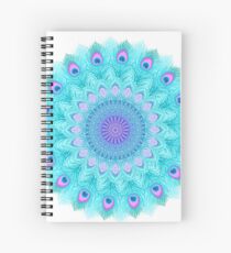 Pfau versieht Mandala mit Federn Spiralblock
