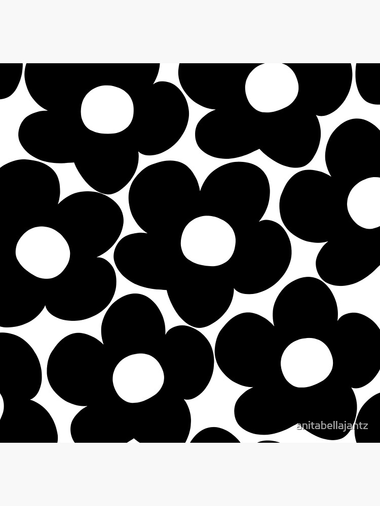 Aperçu 4 sur 4. Coussin avec l'œuvre Marguerites rétro noires et blanches #1 #decor #art créée et vendue par anitabellajantz.