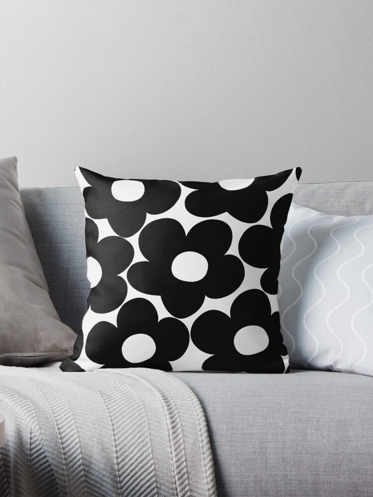 Aperçu 1 sur 4. Coussin avec l'œuvre Marguerites rétro noires et blanches #1 #decor #art créée et vendue par anitabellajantz.