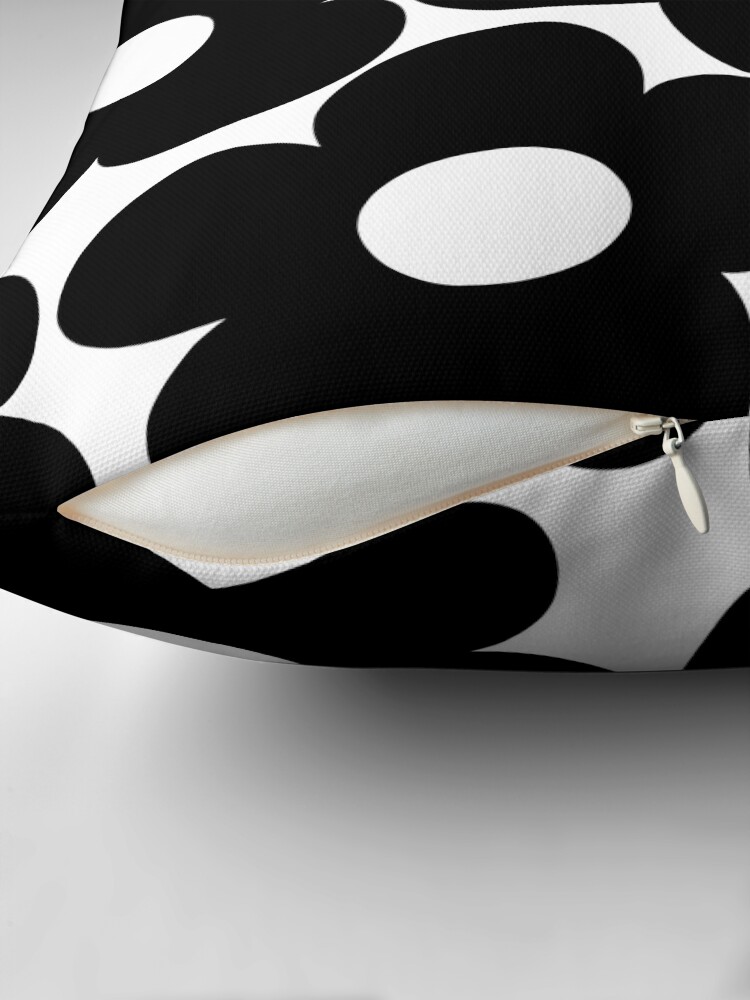 Aperçu 2 sur 4. Coussin avec l'œuvre Marguerites rétro noires et blanches #1 #decor #art créée et vendue par anitabellajantz.