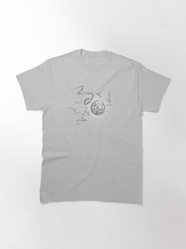 Aperçu 3 sur 7. T-shirt classique avec l'œuvre KICK/SNARE créée et vendue par MC-aka-Panurge.