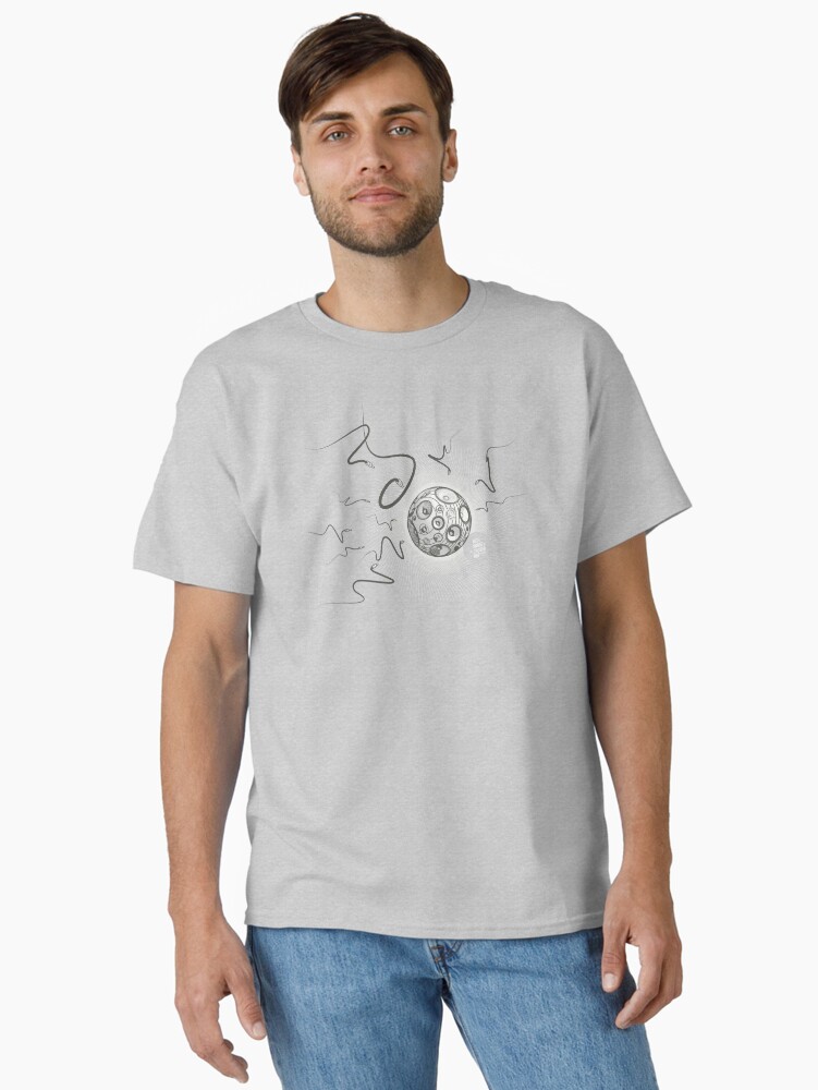 Aperçu 1 sur 7. T-shirt classique avec l'œuvre KICK/SNARE créée et vendue par MC-aka-Panurge.