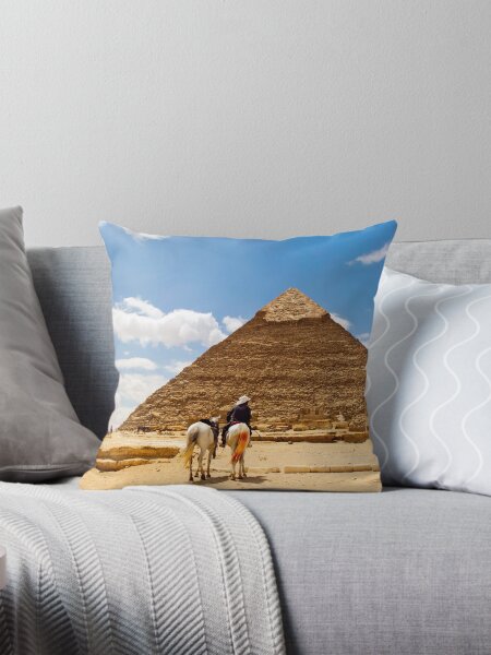Artikel-Vorschau von Ein Mann, der auf einem Pferd vor der Pyramide von Gizeh reitet, designt und verkauft von Dinasworld.