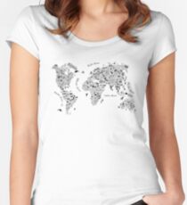 Camiseta entallada de cuello ancho Typography World Map.