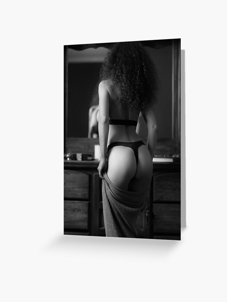 Tarjetas de felicitación «La parte posterior de una mujer en la ropa  interior viste la impresión del arte blanco y negro» de AwenArtPrints |  Redbubble