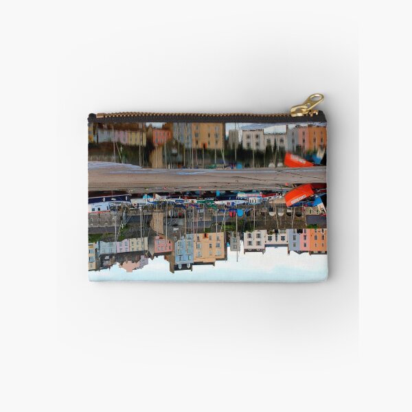 Aperçu de l'œuvre Tenby Harbour Reflection créée et vendue par PauletteHurley.