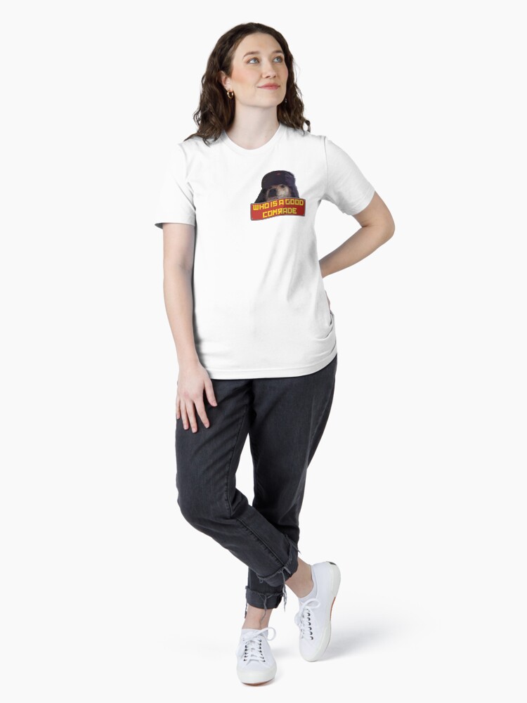 Imagen 4 de 7, Camiseta esencial con la obra ¿Quién es un buen camarada?, diseñada y vendida por acousticdolphin.