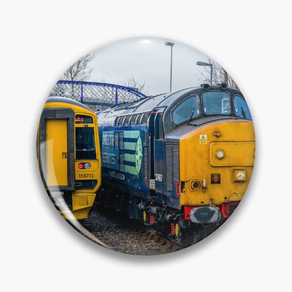 Artikelvorschau, Züge, die am Bahnhof Brora kreuzen entworfen und verkauft von pwmoore.