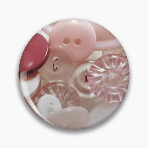 Aperçu de l'œuvre Boutons en plastique rose vintage, photo créée et vendue par Grey Robinson.