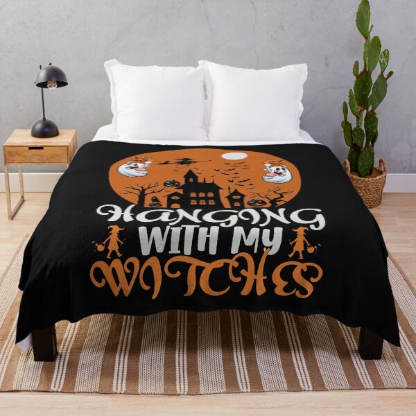 Artikelvorschau, Halloween-Kleinkind-Shirt, Haunted House Onesie®, hängend mit meinen Hexen, Halloween-Hexe-Jugend, Hexen-Kleinkind-Shirt, Halloween-Schloss-T-Stück entworfen und verkauft von UniqueFashionUs.