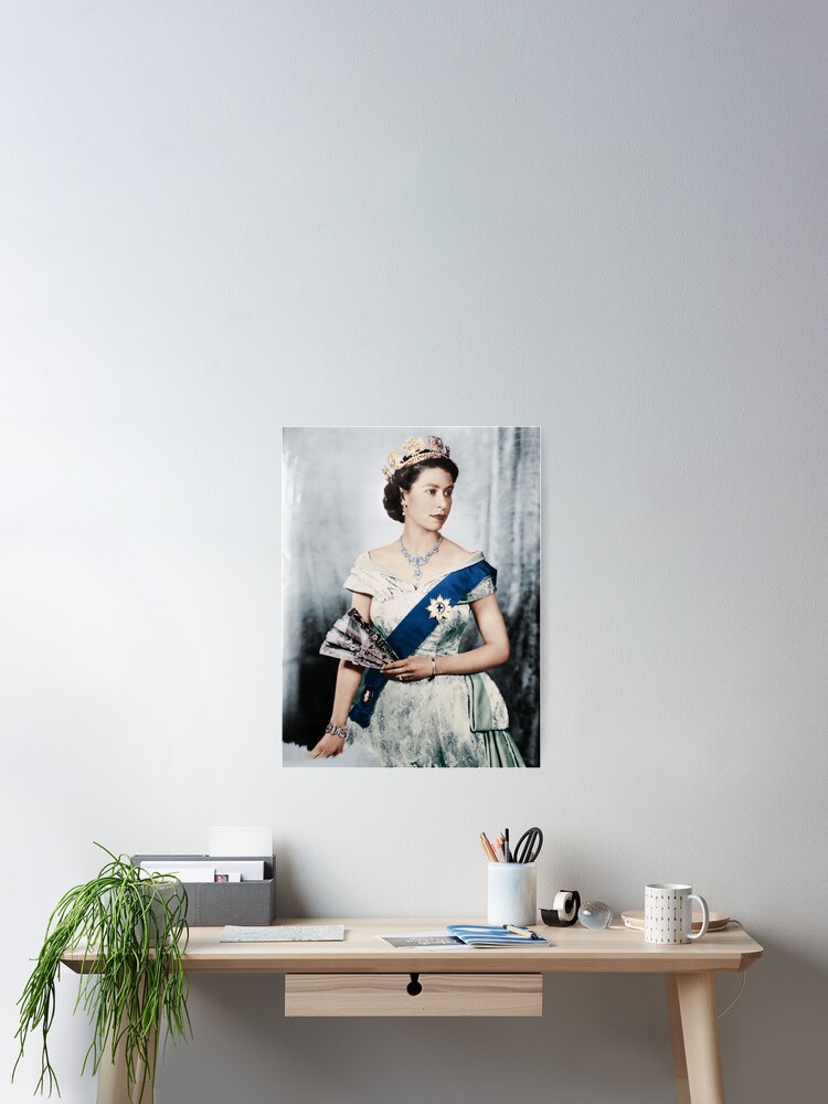 Imagen 2 de 3, Póster con la obra Reina Isabel - Reino Unido - Reina del Reino Unido, diseñada y vendida por FotoLibreStudio.