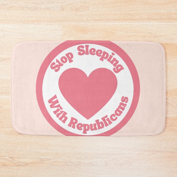 Item preview, Deja de dormir con la insignia circular con corazón rosa republicano designed and sold by Pink Ribbon.