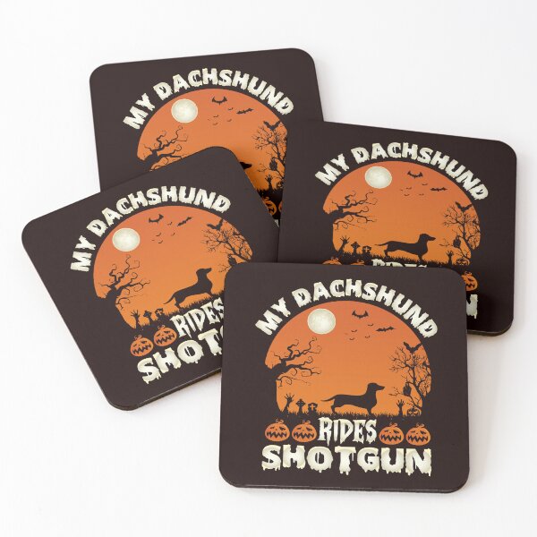 Aperçu de l'œuvre Mon teckel chevauche le fusil de chasse Halloween créée et vendue par BeansHotTees.