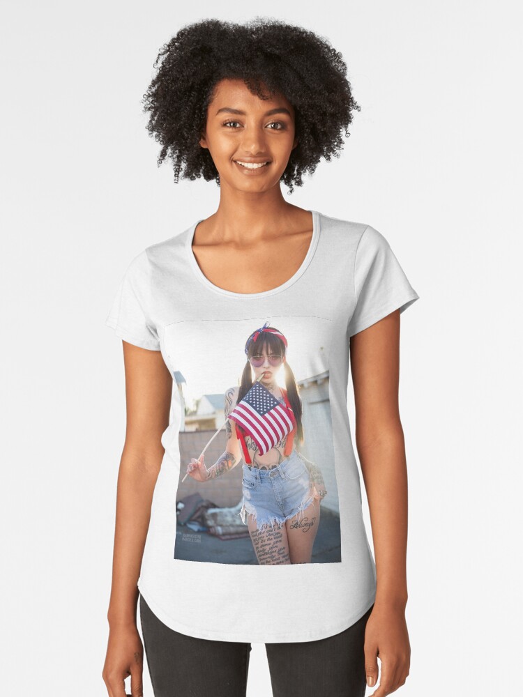 LESBIANS SUCKING LONG NIPPLES Sitting On A Face