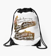 Under hans vinger Drawstring Bag