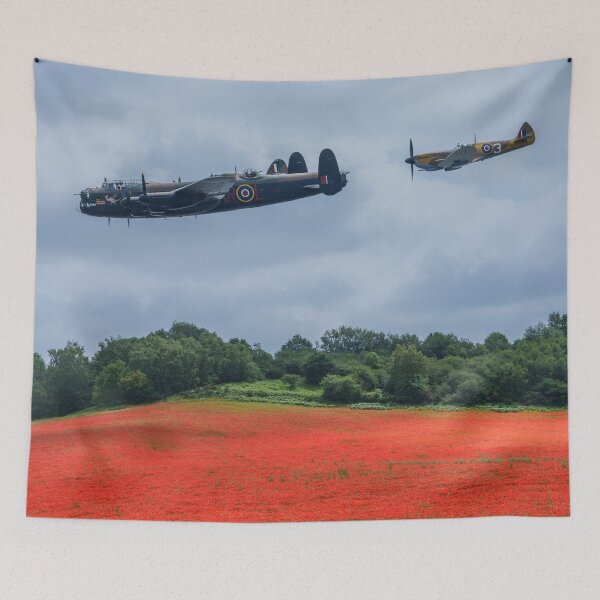 Artikelvorschau, Lancaster Bomber und Hawker Hurricane fliegen über ein Mohnfeld entworfen und verkauft von rawshutterbug.