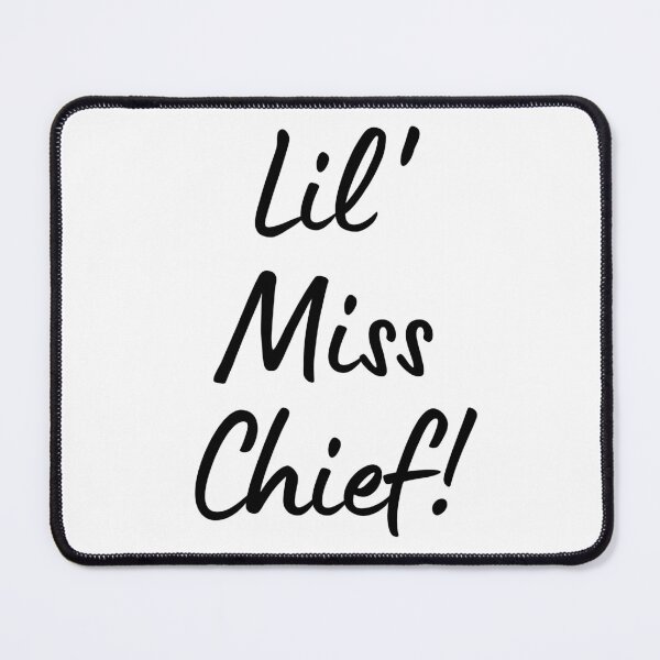 Artikelvorschau, Lil Miss Chief. Kleine Miss Chief. Kleiner Unfug! Typografie. Schwarzer Text. Skript. entworfen und verkauft von JellyBeenzz.
