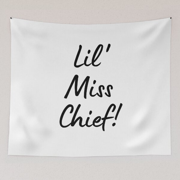 Artikelvorschau, Lil Miss Chief. Kleine Miss Chief. Kleiner Unfug! Typografie. Schwarzer Text. Skript. entworfen und verkauft von JellyBeenzz.