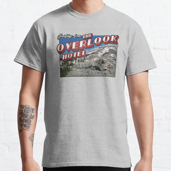 Aperçu de l'œuvre Carte postale vintage/rétro inspirée de Shining « Salutations de l'hôtel Overlook » au design patiné créée et vendue par Mercy Apparel.