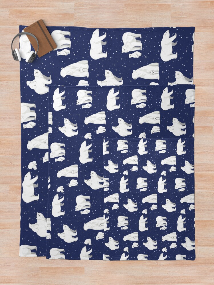 Imagen 5 de 6, Manta con la obra Osos polares de invierno y estrellas en azul marino, diseñada y vendida por BexMorleyArt.