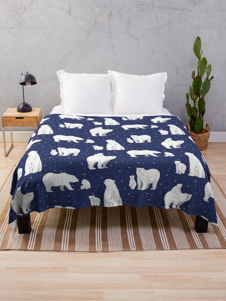 Imagen 1 de 6, Manta con la obra Osos polares de invierno y estrellas en azul marino, diseñada y vendida por BexMorleyArt.