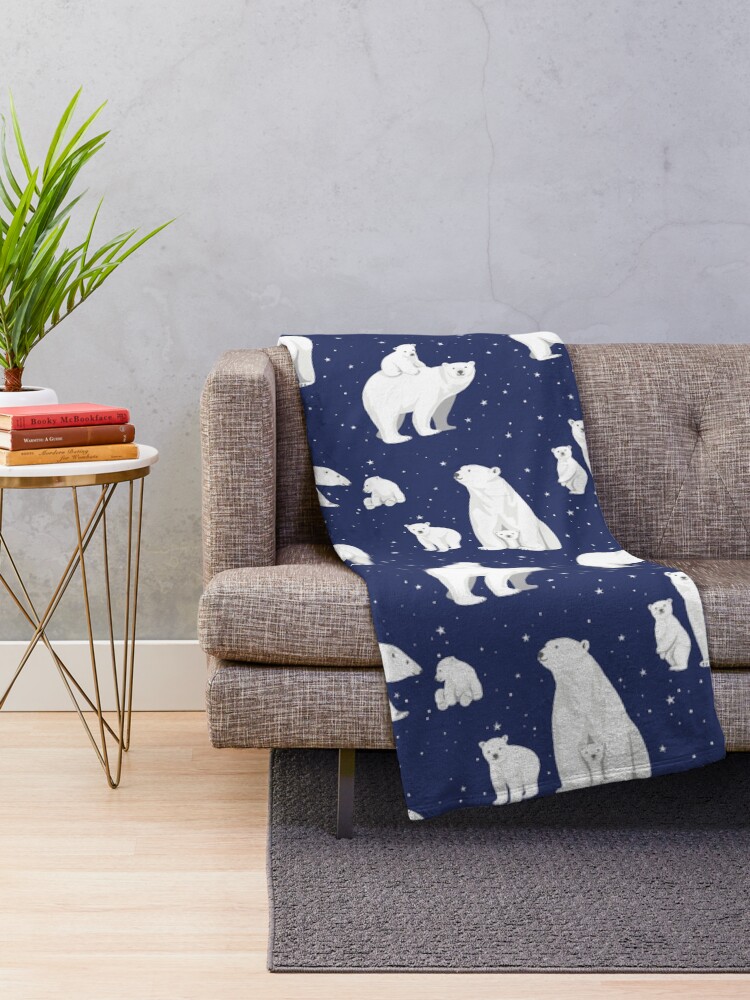 Imagen 2 de 6, Manta con la obra Osos polares de invierno y estrellas en azul marino, diseñada y vendida por BexMorleyArt.